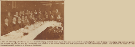 874190 Groepsportret van de leden van de R.K. Reisvereniging afdeling Utrecht, bij de viering van het 10-jarig bestaa,n ...